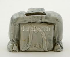 Katonai hátizsákot formázó porcelán persely, jelzés nélkül, apró kopásnyomokkal, m: 6 cm
