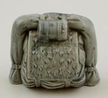 Katonai hátizsákot formázó porcelán persely, jelzés nélkül, apró kopásnyomokkal, m: 6 cm