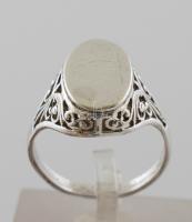 Ezüst(Ag) áttört peremű gyűrű, jelzett, méret: 56, nettó: 3,6 g