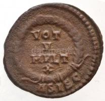 Római Birodalom / Siscia / Jovianus 363-364. AE3 (2,66g) T:2- Roman Empire / Siscia / Jovian 363-364. AE3 "D N IOVIA-NVS P F AVG / VOT V MVLT X - ASISC" (2,66g) C:VF RIC VIII 426.