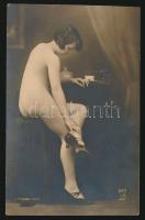 cca 1920-1930 J.Mandel, Párizs: Teadélután, finoman erotikus fotó, 8,5x13,5 cm / cca 1920-1930 J.Mandel, Paris: Erotic photo, 8,5x13,5 cm