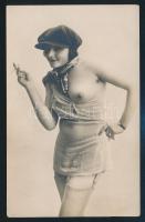 cca 1920-1930 Cigarettázó hölgy, finoman erotikus fénykép, 14x9 cm / erotic photo, 14x9 cm