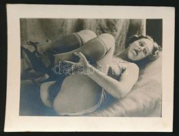 cca 1930 Ágyon fekve, erotikus fotó, 6,5x9 cm / erotic photo, 6,5x9 cm