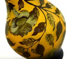 Virág mintás fújt váza, sav maratott, több rétegű, Gallét tip jelzéssel, kis karcolásokkal, m:23 cm