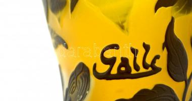 Virág mintás fújt váza, sav maratott, több rétegű, Gallét tip jelzéssel, kis karcolásokkal, m:23 cm