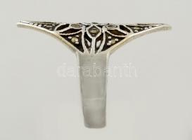 Ezüst(Ag) áttört gyűrű markazit berakással, jelzett, méret: 53, bruttó: 4,8 g