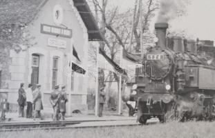 cca 1970 Fertőújlak vasútállomás gőzmozdonnyal. Nagyméretű  fotó kartonon 36x26 cm