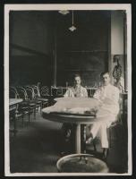 1928 dr. Kiss Ferenc (1889-1966) anatómiaprofesszor dr. Ballan kanadai professzorral az előadóteremben 9x12 cm