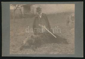 1904 Medvét lőtt vadász. Fotó kartonon, feliratozva / Bear hunter photo 14x10 cm