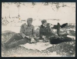 cca 1916-1918 Schwarzlose géppuska tisztítása a fronton, hátoldalán 1920-ban írt levél szövege, 12x16 cm / WWI Austro-Hungarian Army soldiers, machine gun cleaning, photo, 12x16 cm