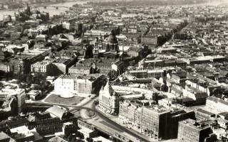 Budapest; Mórizs Zsigmond körtér, Astoria, villamosok, Kossuth híd, Deák tér az Ankert palotával. Ké...