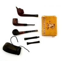 Kis dohány tétel: 3 db pipa, 2 db szipkadohány-tartó, 1 db régi doboz