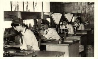 Budapest XII. Csillebérci Úttörőváros; Úttörő-posta dolgozó gyerekekkel - 2 db modern képeslap / 2 m...