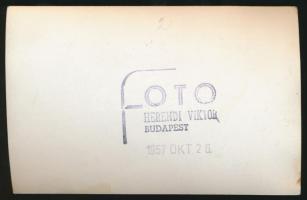 1957 Női fodrászat belső tere, pecséttel jelzett fotó Herendi Viktor budapesti műterméből, 9x14 cm