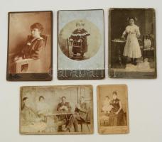 cca 1890-1910 Keményhátú műtermi fotók, 5 db különböző műtermekből, közte kártyázó társaság, foltokkal, sérülésekkel, 11x7 és 16x10 cm