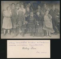 1923 Gulácsy Irén(1894-1945) írónő a Kincs című darabját bemutató kolozsvári színtársulat tagjaival, hátoldalon feliratozott fotó + az írónő névjegykártyája, 9x13,5 cm