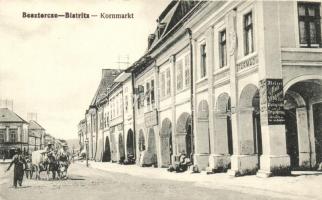 Beszterce, Bistritz, Bistrita; Kornmarkt / Búzasor, piac, gyógyszertár, Alois Wagner műterme, Binder üzlete, Schell kiadása / market, pharmacy, atelier, shops (EK)