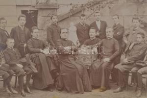 cca 1900 Csoportkép, nagymlretű fénykép Goszleth István budapesti műterméből, 24×28 cm