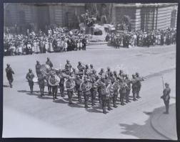 cca 1930 Szól a zene. őrségváltás a Várban. Nemo pecséttel jelzett fotó. 30x24 cm