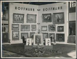 cca 1935-1938 A Hoffmann képkeretgyár kiállítási standja a Budapesti Nemzetközi Vásáron, pecséttel jelzett fotó, felületén törésnyomokkal és szakadással, 17,5x22,5 cm