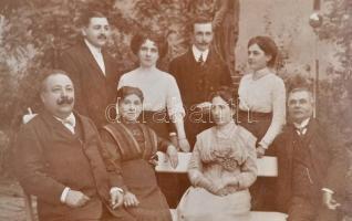 cca 1910-1930 5 db különféle nagyméretű családi fotó, különböző méretben