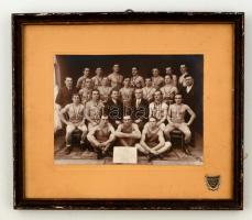 1938 A Mahír Athlétikai Klub birkózóinak csoportképe, kartonra kasírozott fotó, fa keretben, 16,5x22,5 cm