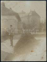 1918 Brassó, Dr. Boga Dezső (1891-?) katonaorvos a klinika kertjében, fotó, hátulján feliratozva, 12×9 cm