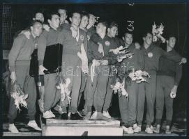 1962 Lipcse, A magyar férfi vízilabda válogatott az Európa-bajnoki győzelem után, hátoldalán feliratozva, 13x18 cm