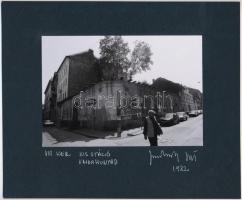 1982 Jankovszky György(1946-): Budapest, VIII. kerület Kis Stáció és Vajdahunyad utca sarka, feliratozva, aláírt, pecséttel jelzett, kartonra kasírozva, 12x17 cm