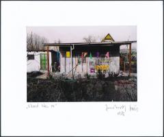 1986 Jankovszky György(1946-): Víkend ház XX, színezett fotó, feliratozva, aláírt, pecséttel jelzett, kartonra kasírozva, 12x17 cm