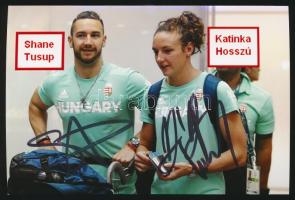 Hosszú Katina (1989-) háromszoros olimpiai, ötszörös világ-, és tizenháromszoros Európa-bajnok úszúnő, és férje, edzője Shane Tusup (1988-) aláírásai, egy őket ábrázoló fotón, 10x15 cm. / autograph signatures