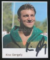 Kiss Gergely (1977-) világ és háromszoros olimpiai bajnok vízilabdázó aláírása egy őt ábrázoló fotón, 8x6 cm./ autograph signature