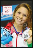 Kapás Boglárka (1993-) világbajnoki és olimpiai bronzérmes, ötszörös Európa-bajnok úszó aláírása egy őt ábrázoló fotón, 15x10 cm./ autograph signature