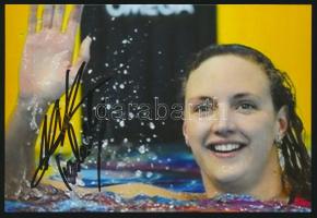 Hosszú Katinka (1989-) háromszoros olimpiai, ötszörös világ-, és tizenháromszoros Európa-bajnok úszúnő aláírása egy őt ábrázoló fotón, 15x10 cm. / autograph signature