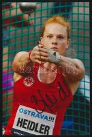 Betty Heidler (1983-) olimpiai bronzérmes és világbajnok kalapácsvető aláírása egy őt ábrázoló fotón, 15x10 cm./ autograph signature