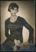 cca 1930 Budapest, Vigadó, Bárczy Erzsébet műtermi fotója, Atelier Angelo, hátoldalán feliratozva, sérült, 22x15,5 cm