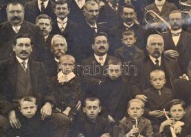 1930 A kovásznai fúvószenekar, csoportkép, nagyméretű fotó, hátulján feliratozva, vetemedett, szélei...
