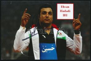 Ehsan Haddadi (1985-) olimpiai ezüstérmes és világbajnoki bronzérmes iráni díszkoszvető aláírása egy őt ábrázoló fotón, 10x15 cm./ autograp signature
