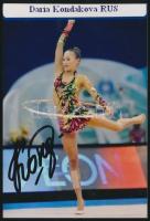 Daria Kondakova (1991-) négyszeres világbajnok és Európa-bajnok orosz ritmikus sportgimnasztikás sportolónő aláírása egy őt ábrázoló fotón, 13x9 cm./ autograph signature