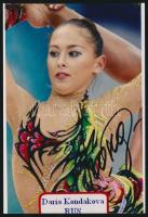 Daria Kondakova (1991-) négyszeres világbajnok és Európa-bajnok orosz ritmikus sportgimnasztikás sportolónő aláírása egy őt ábrázoló fotón, 13x9 cm./ autograph signature