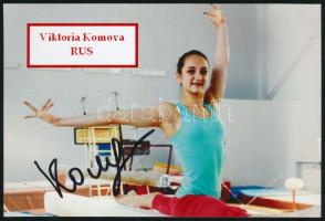 Viktoria Komova (1995-) kétszeres világbajnok és kétszeres olimpiai ezüstérmes tornász aláírása egy őt ábrázoló fotón, 15x10 cm./ autograph signature