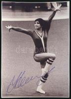 Nellie Kim (1957-) ötszörös világbajnok, és ötszörös olimpiai bajnok orosz tornász aláírása egy őt ábrázoló fotón, 13x9 cm./ autograph signature