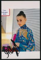 Yana Lukonina (1993-) orosz ritmikus sportgimnasztika világbajnok sportolónő aláírása egy őt ábrázoló fotón, 13x9 cm./ autograph signature