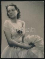 cca 1940 Hölgy legyezővel, jelzés nélküli divatfotó, 17x13 cm.