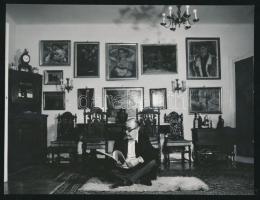 Várkonyi Zoltán (1912-1979) színművész otthonában, Keleti Éva, a hátoldalán feliratozott, 8.5x11.5 cm.