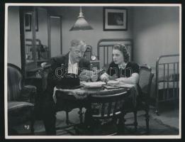 Csortos Gyula (1883-1945) és Bordy Bella (1909-1978) a Két lány az utcán c. filmben, 8x11 cm.