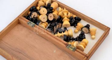 Fa sakk készlet, teljes, kis kopásnyomokkal, zárókapcsok nélkül