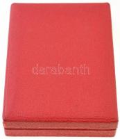 ~1970. "A Vízgazdálkodás Kiváló Dolgozója" zománcozott, aranyozott kitüntetés tokban, mini...