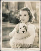 Janet Gaynor (1906-1984) Oscar díjas amerikai színésznő fotója a The Young In Heart c. filmből, werkfotó, kissé gyűrött sarkokkal, 25x20 cm.