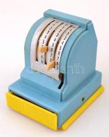 Kis csehszlovák gyerekjáték tétel: mérleg, pénztárgép, teás készlet, stb